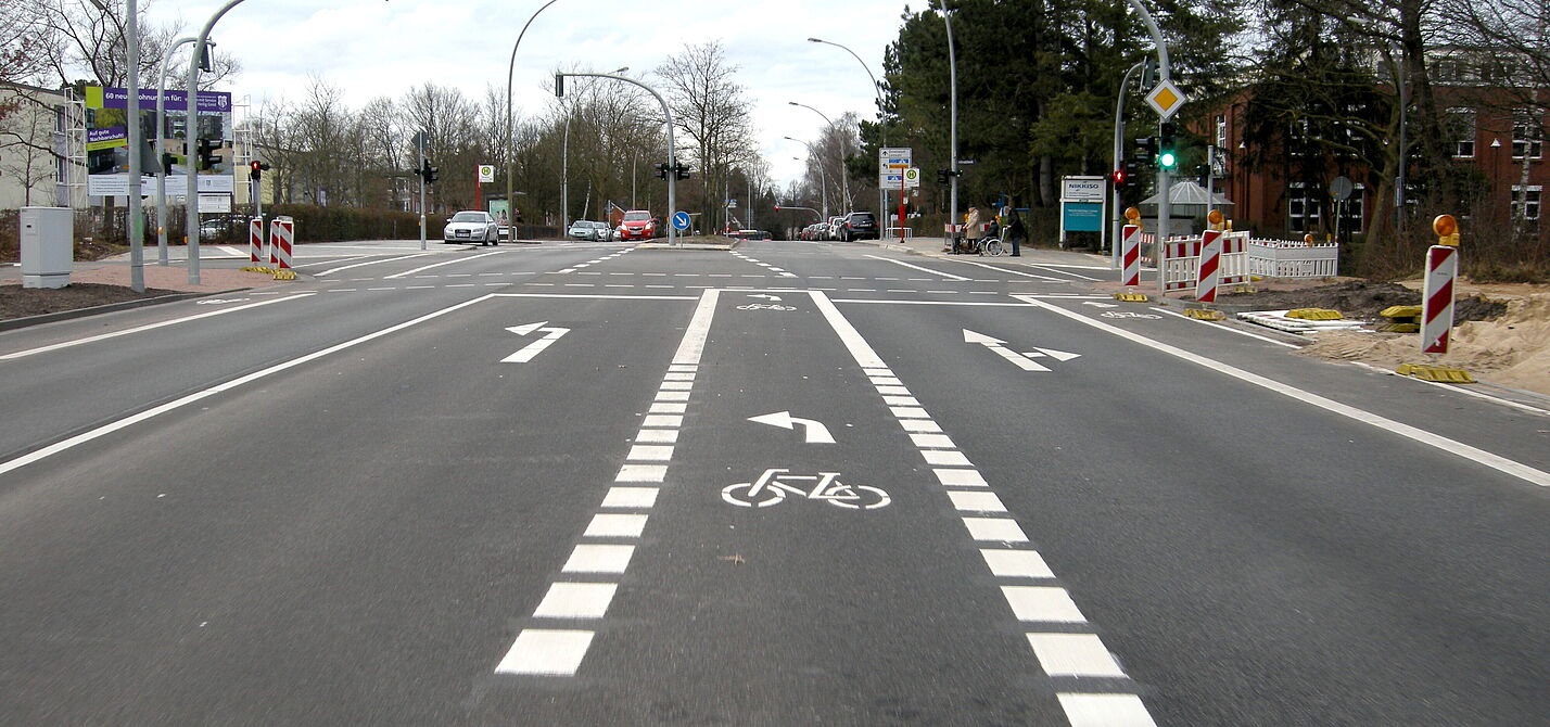 Alte Landstraße Richtung Norden. Nach links geht es Richtung Hinsbleek. (Markiert Anfang 2016)