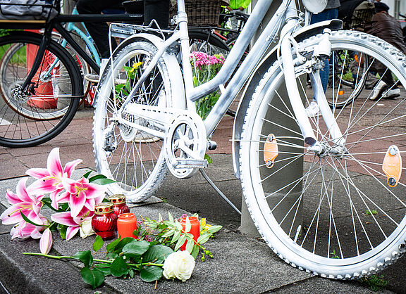 Ein Ghostbike an einer Straße in Gedenken an getöteten Radfahrenden