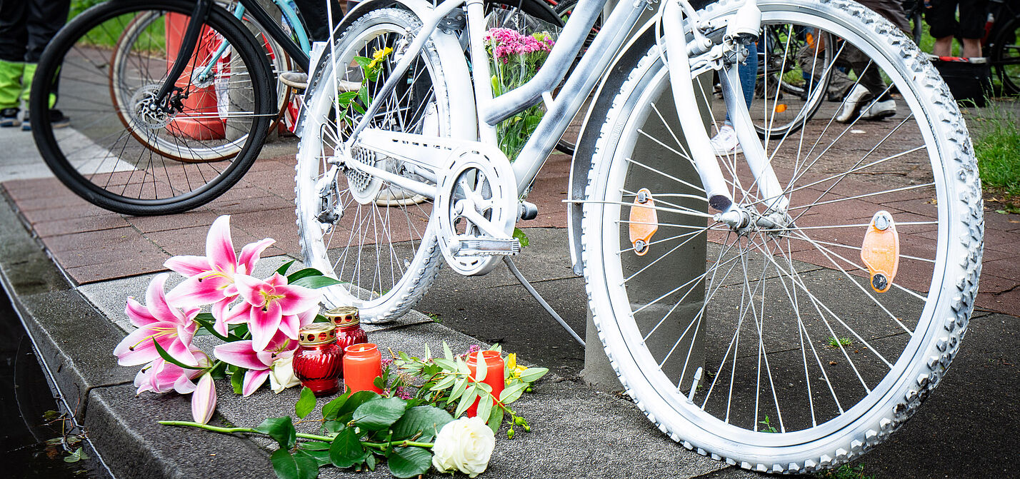 Ein Ghostbike an einer Straße in Gedenken an getöteten Radfahrenden