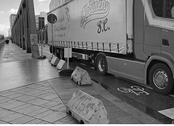 Lkw blockiert einen Fahrradstreifen