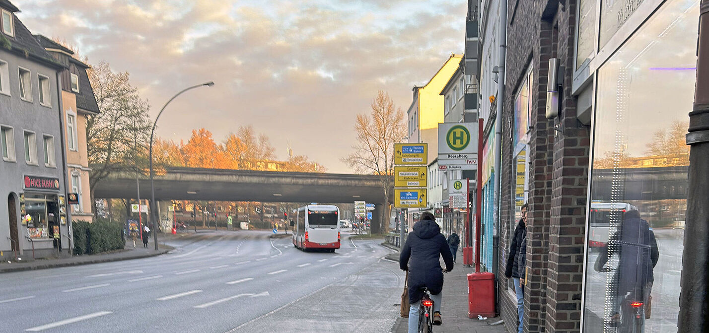 Die Winsener Straße in Harburg. Keine Radverkehrs-Infrsastruktur. eine Radfahrende Person auf dem Gehweg.