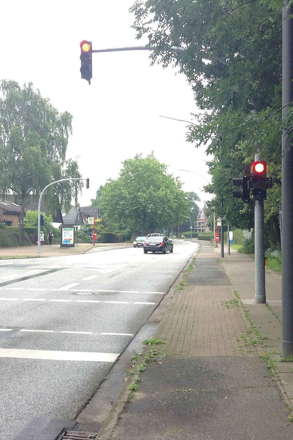 Fabriciusstraße Ampel an T-Kreuzung Ampel rechts neben einem Radweg an einer T-Kreuzung. Die Ampel zeigt für den Fahrbahnverkehr rot. Der Radweg verläuft zwischen Ampelmast und Fahrbahn.