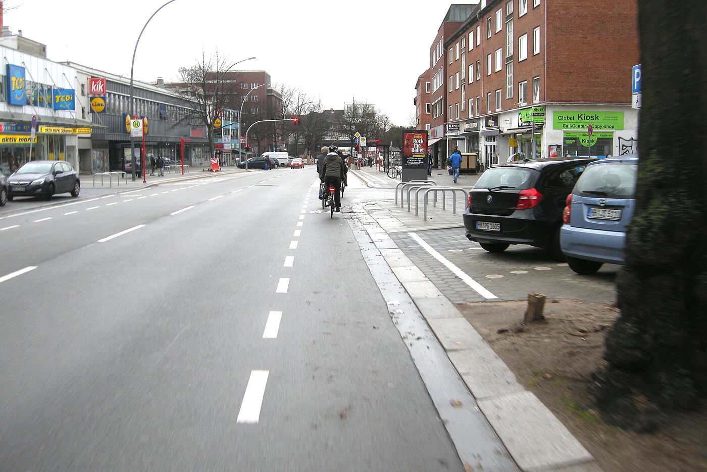 Fahrradbügel sorgen zusätzlich für freie Sicht vor der einmündenden Straße