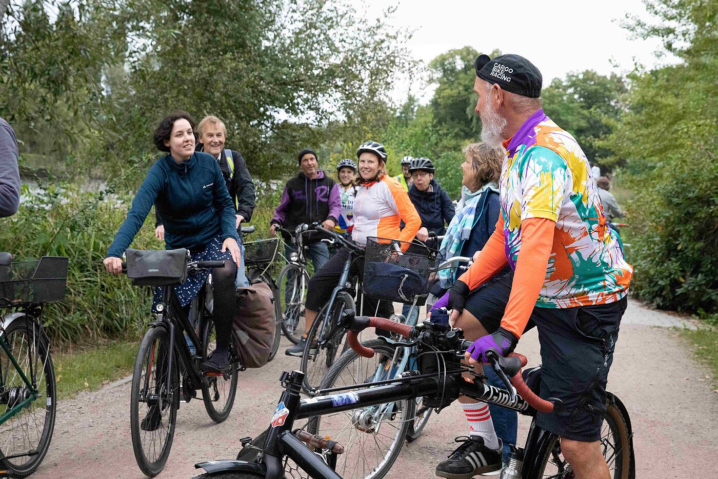 Gruppe Radfahrender im Park