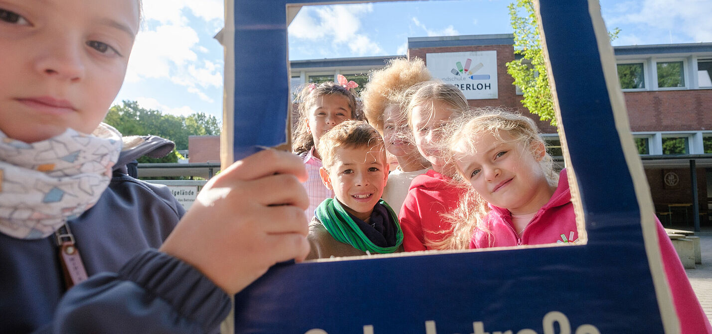 Grundschule Wesperloh: Aktionstag für Einrichtung einer Schulstraße Kinder mit eine Schild für Schulstraßen