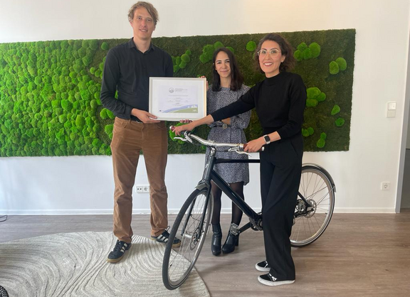 Übergabe der Auszeichnung als fahrradfreundlicher Arbeitgeber durch Tom Jakobi (ADFC HH) an Mojdeh Jawadi und Paola Kock Canipa von der Varengold Bank AG