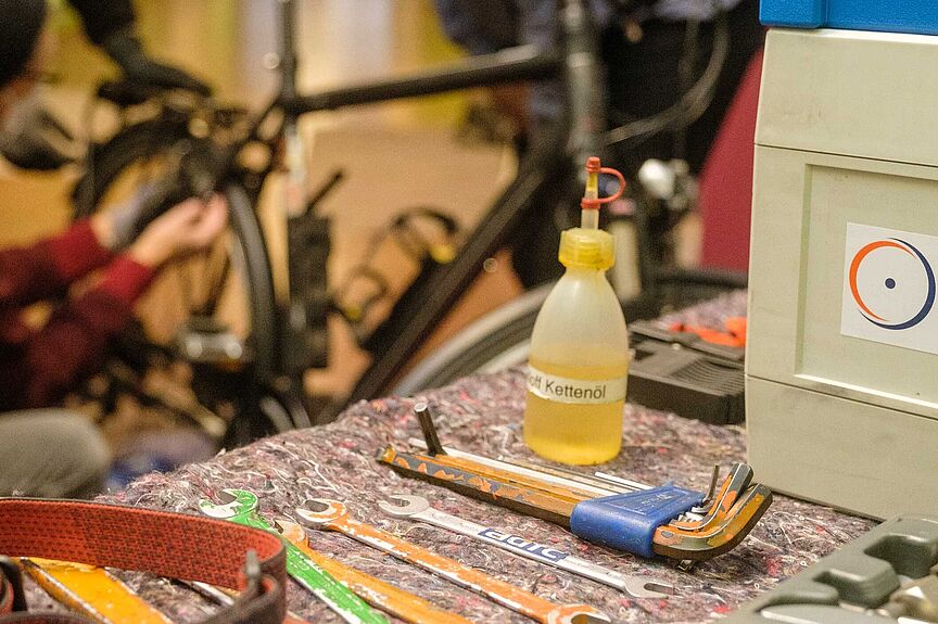 Reparaturseminar Teilnehmerinnen beim Reparaturseminar im adfc Hamburg