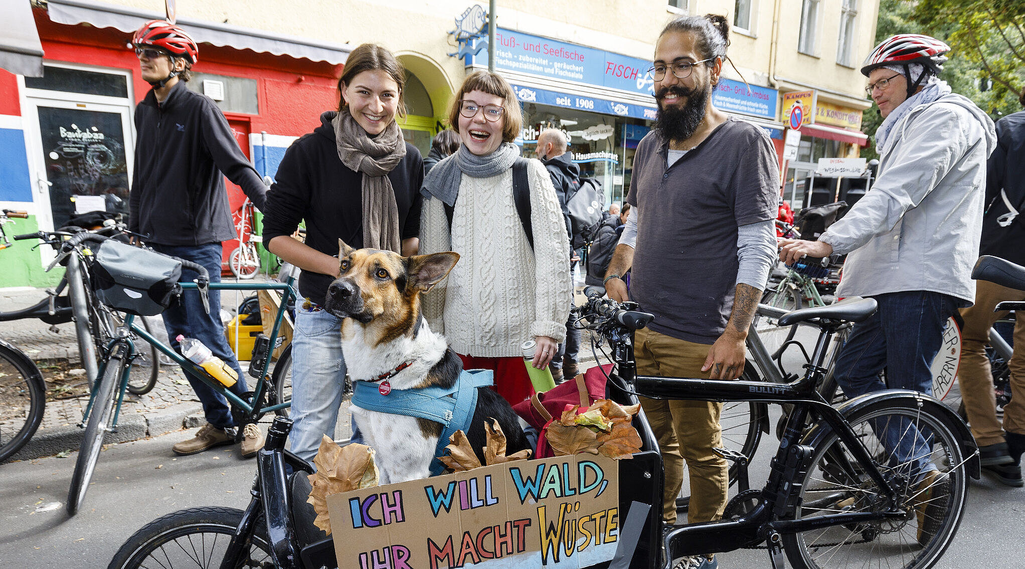 Einige junge Menschen stehenum ein Lstenrad herum. Ein Schild mit der Aufschrifft: Ich will Wald - Ihr macht Wüste