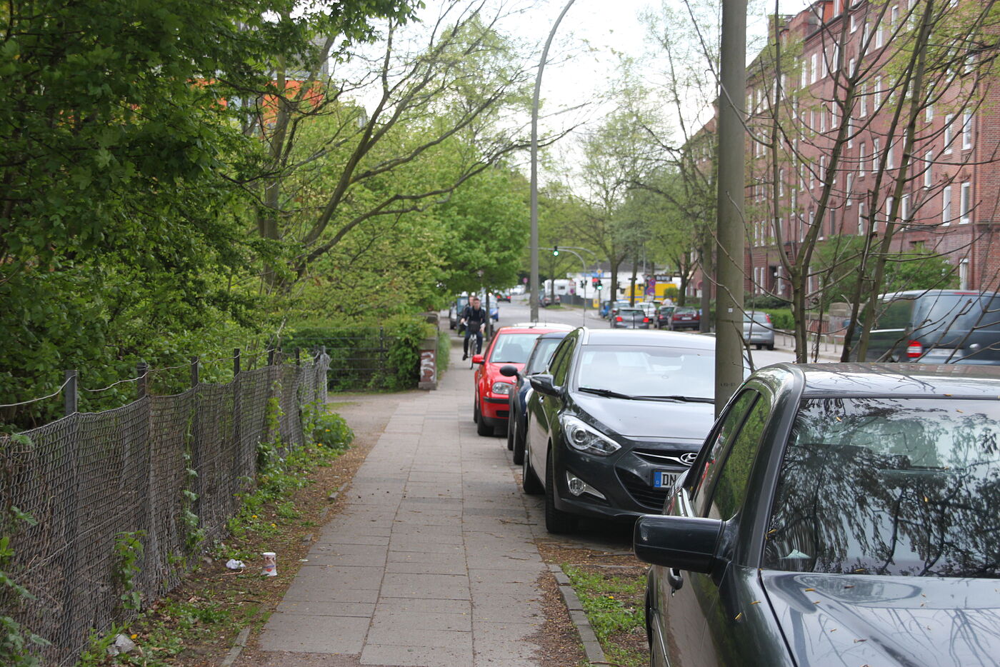 Radfahrende dem Gehweg.