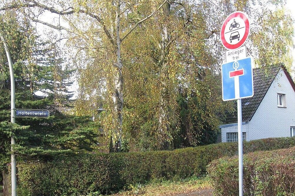 Schilderkombination am Beginn der Höltentwiete. War zunächst Verbot der Durchfahrt/Anlieger frei und wurde im Oktober 2016 korrekt nachgebessert mit Verbot für Kraftfahrzeuge aller Art/Anlieger frei. Damit ist die Straße für den Radverkehr geöffnet.