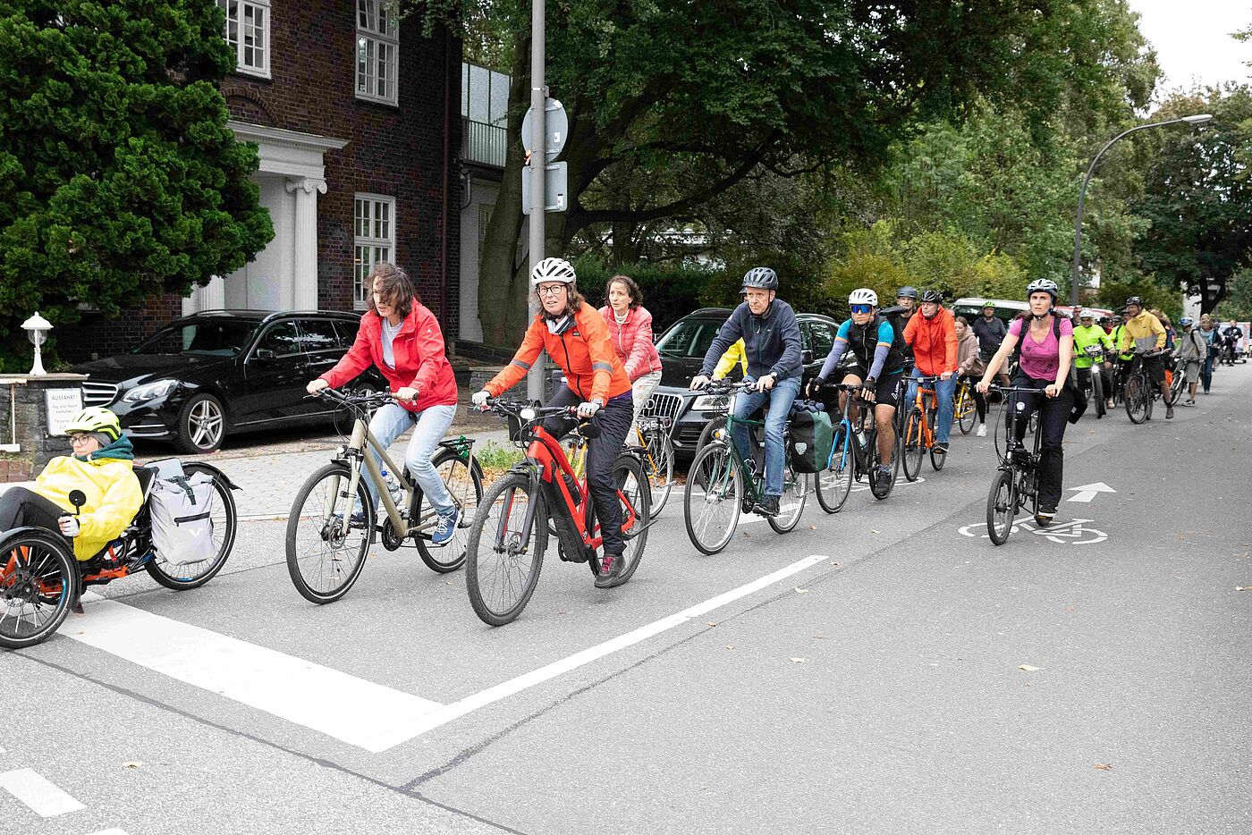 Gruppe Radfahrender am Leinpfad