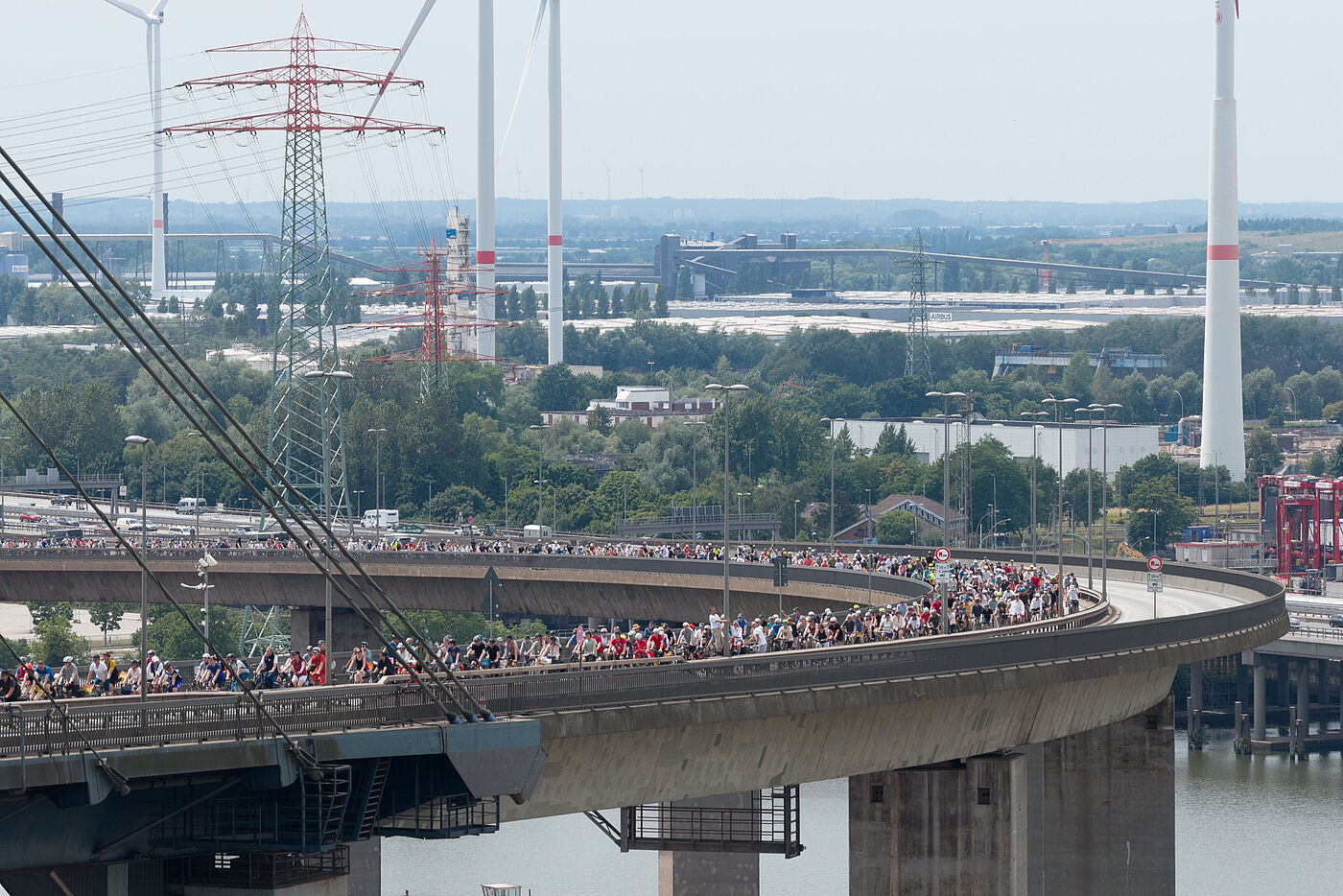 Fahrradsternfahrt auf der Köhlbrandbrücke