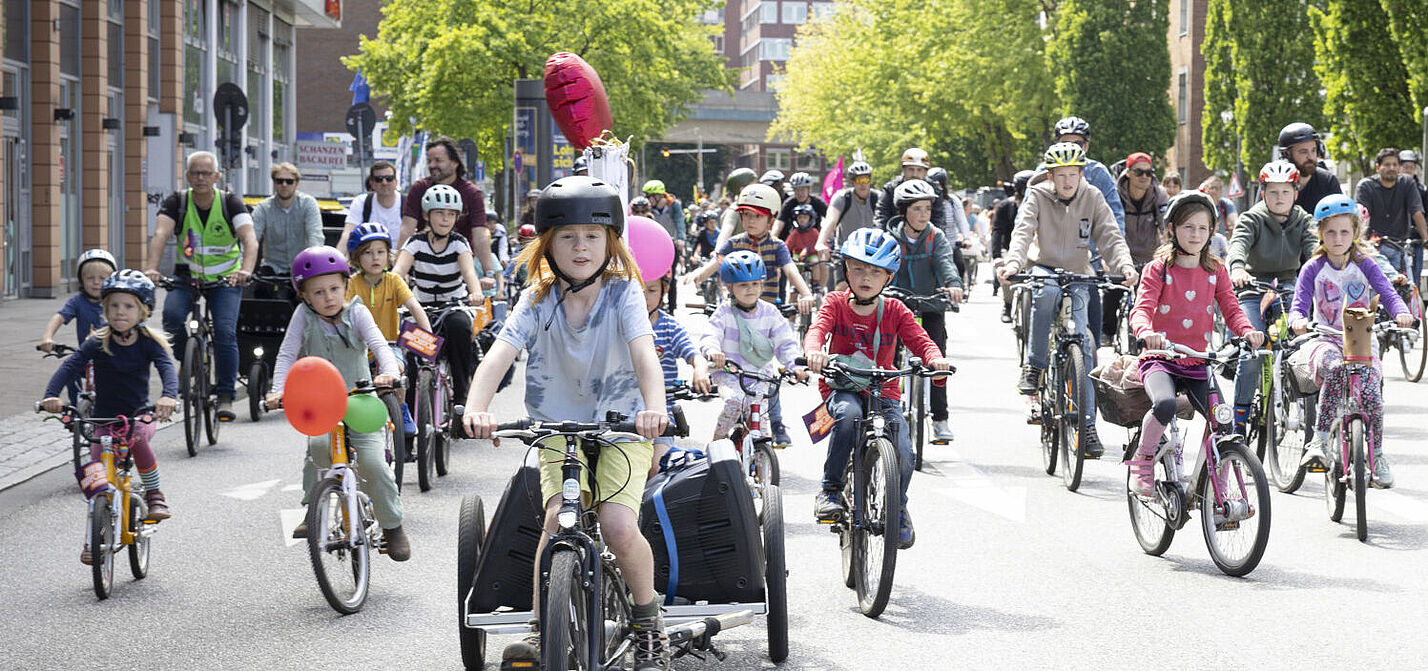 Kidical-Mass_September2025_c_Henriette_Pogoda Kinder fahren auf der Straße für sicheren Verkehr