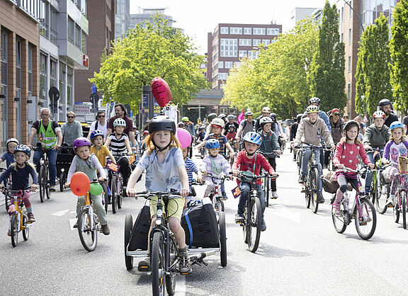 Kinder fahren auf der Straße für sicheren Verkehr