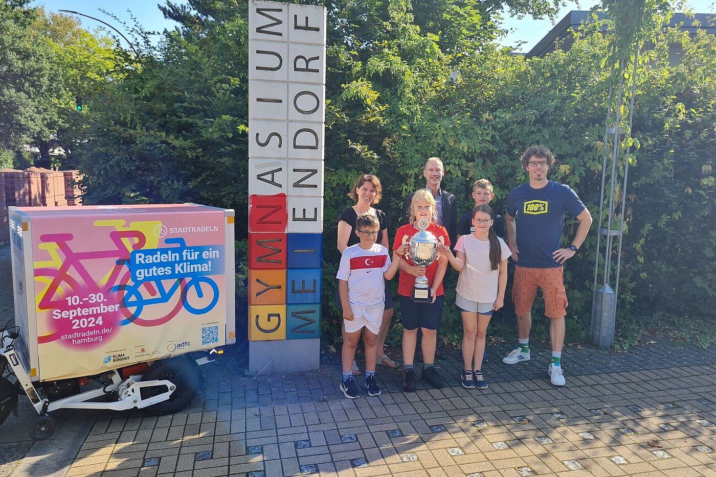 Gruppe hält Schulpokal