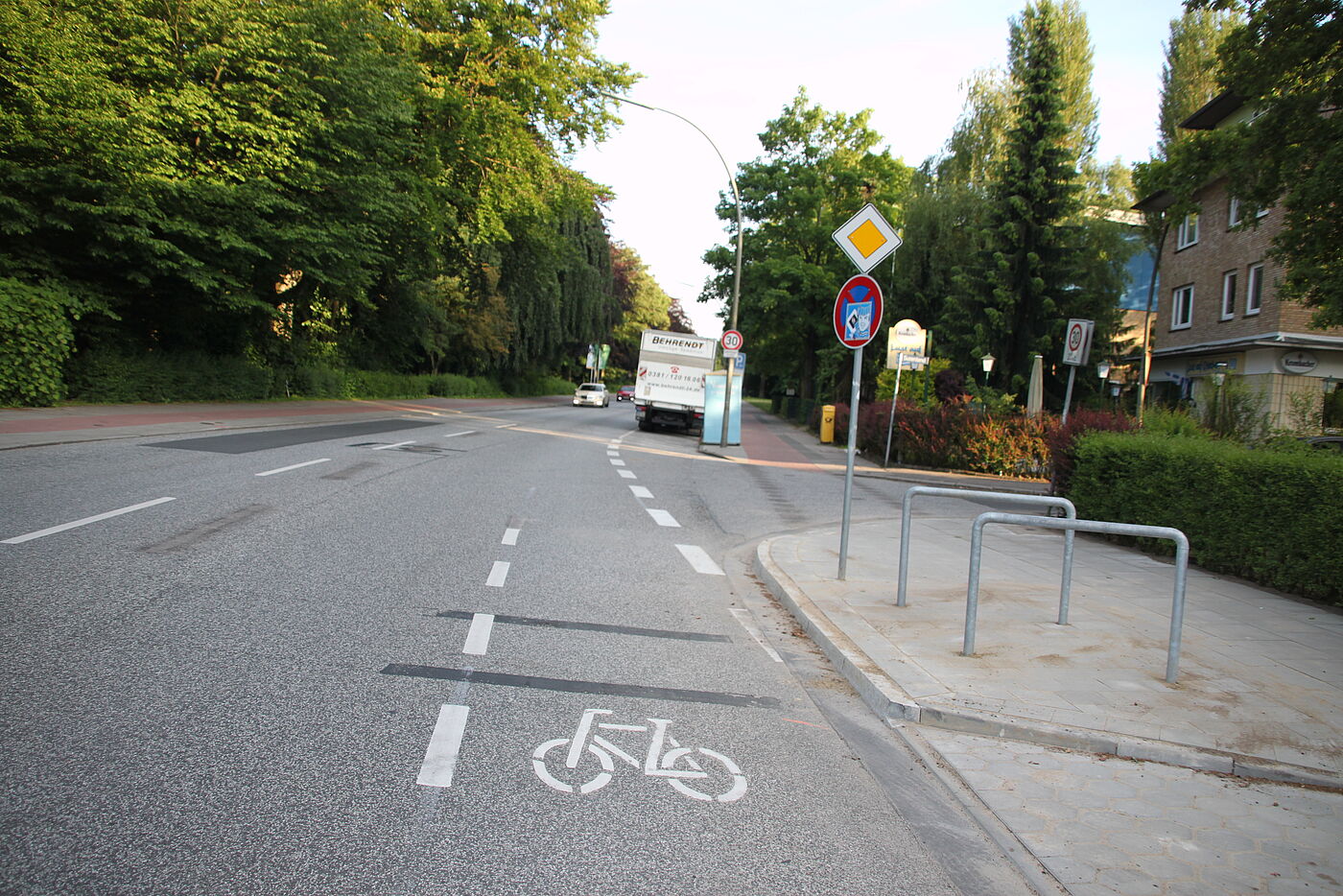 August-Krogmann-Straße. Der Schutzstreifen endet in der Geradeausfahrspur. Die Radfahrenden können aber auch auf den Radweg fahren. (Mai 2012)