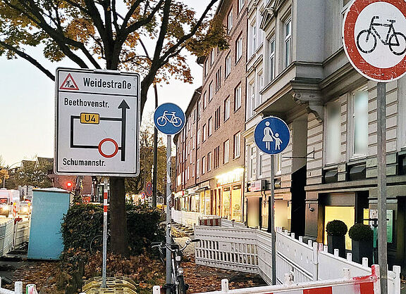 Verkehrsschilder die sich widersprechen auf einer Baustelle