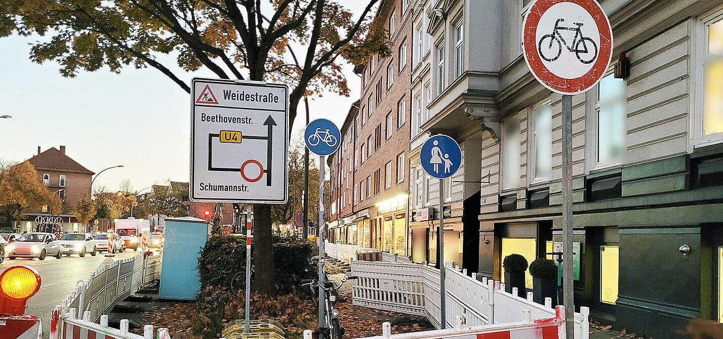Koalitionsvertrag Verkehrsschilder die sich widersprechen auf einer Baustelle