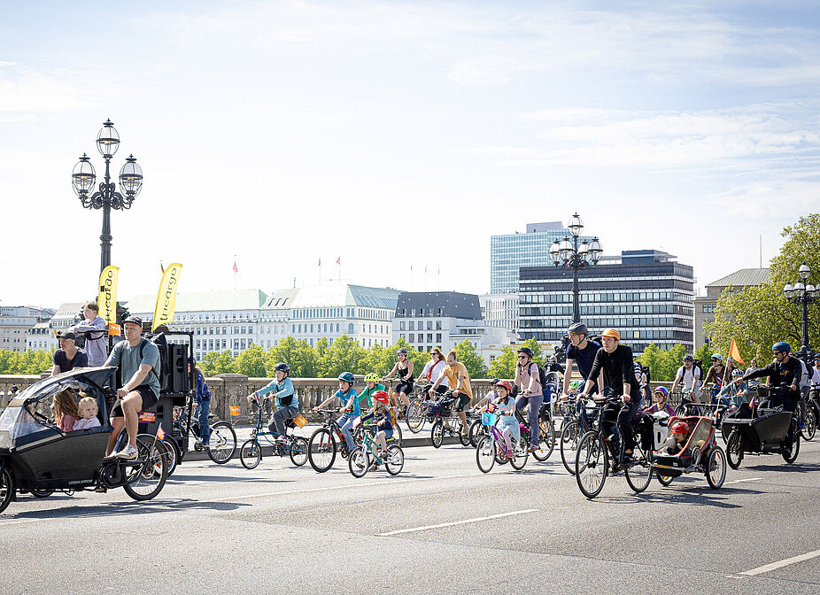 DIe Kidical Mass an der Alster Teilnehmende Kinder der Kidical Mass an der Alster