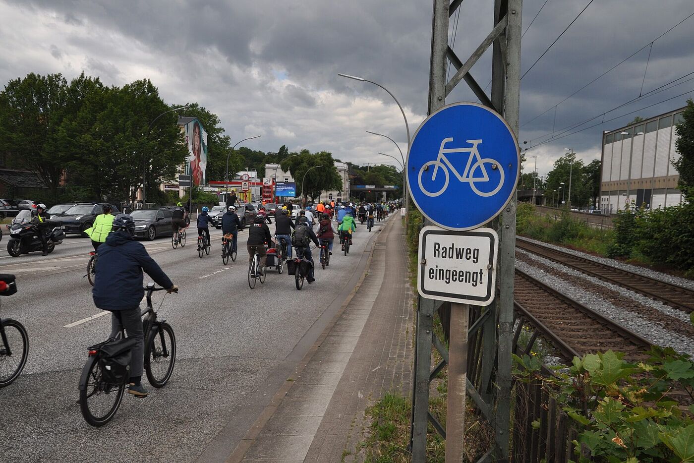 Radfahrende an einem sehr schmalen Radweg