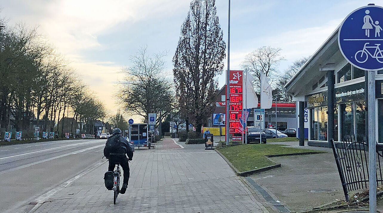 Hier in der Bargteheider Straße fehlt die Radwegmarkierung, was gerade bei hochfrequentierten Gehwegüberfahrten vor Gewerbebetrieben problematisch ist.