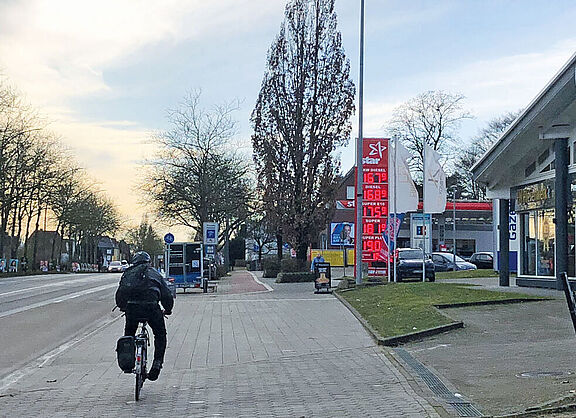 Hier in der Bargteheider Straße fehlt die Radwegmarkierung, was gerade bei hochfrequentierten Gehwegüberfahrten vor Gewerbebetrieben problematisch ist.