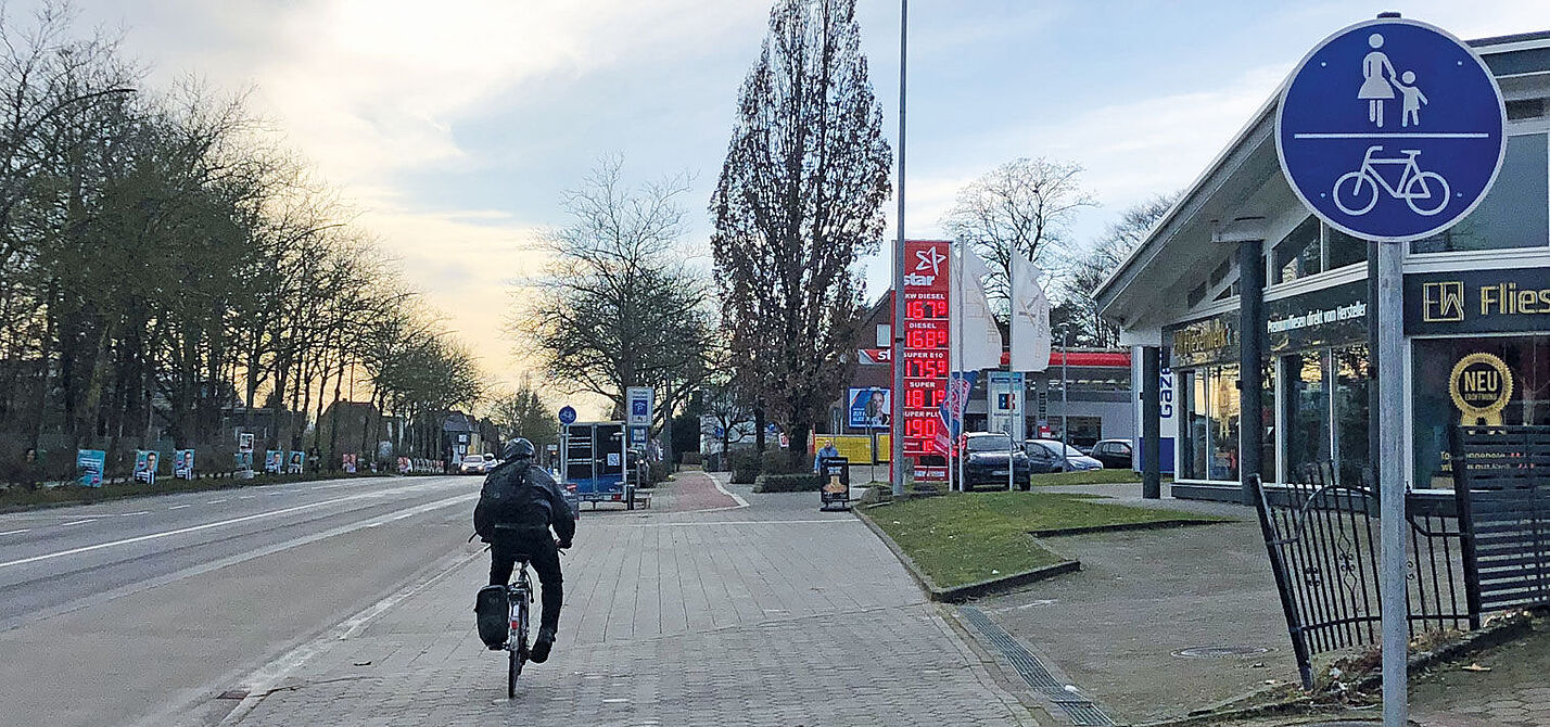 Hier in der Bargteheider Straße fehlt die Radwegmarkierung, was gerade bei hochfrequentierten Gehwegüberfahrten vor Gewerbebetrieben problematisch ist.