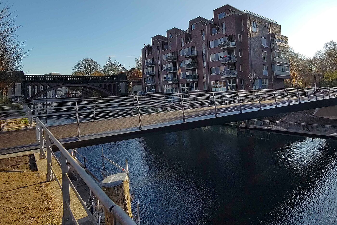 Die dezente neue Brücke ist optisch keine Konkurrenz für die historische Backsteinbrücke der Linie U3.
