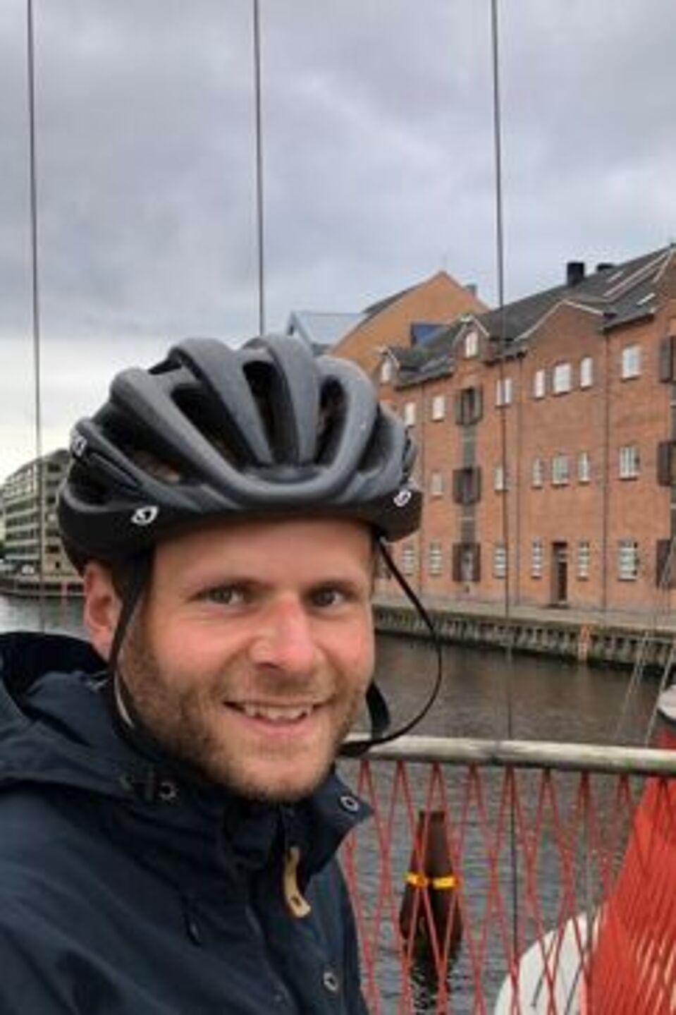 Thomas Thomas vor einem Hafenbecken in der Hafencity von Hamburg