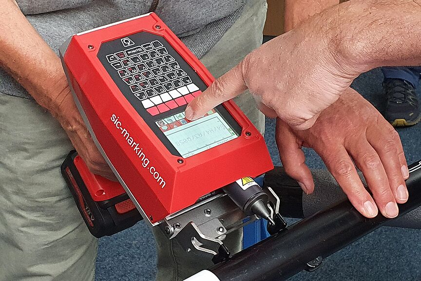 Nadelcodierung Ein Fahrrad wird mit einem Nadelcodierer codiert.