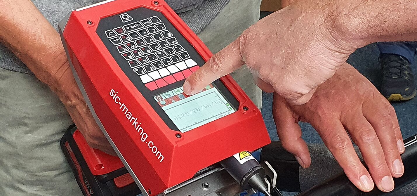 Ein Fahrrad wird mit einem Nadelcodierer codiert.