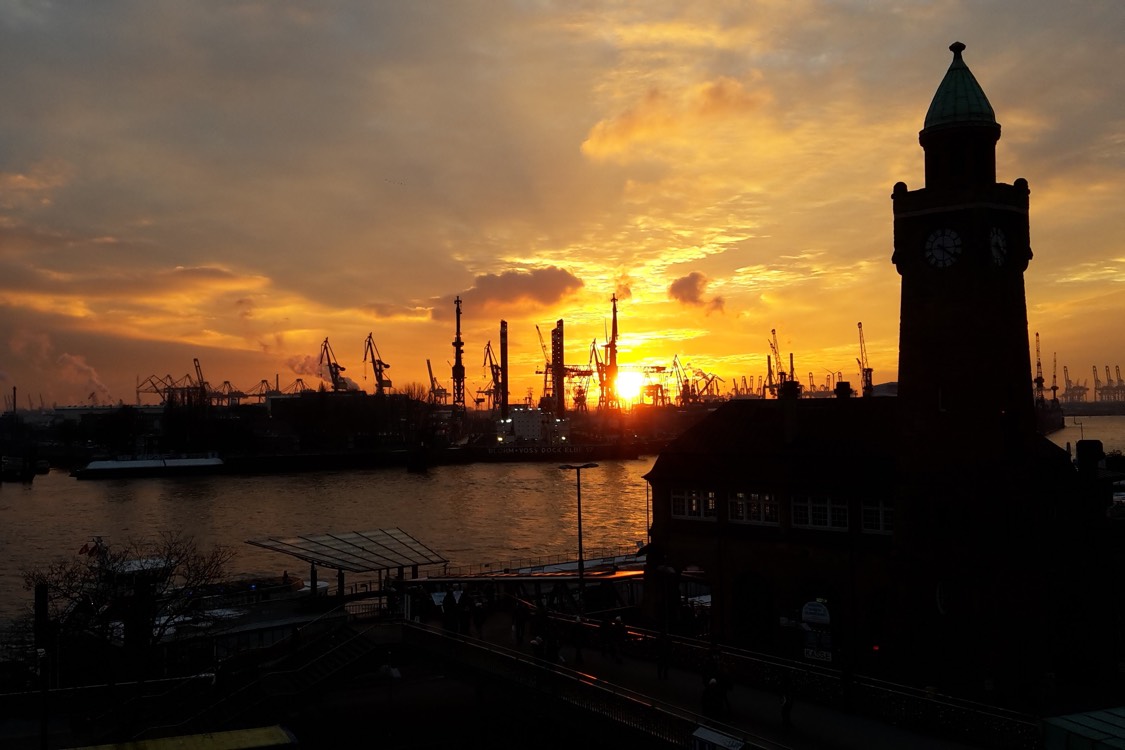 Sonnenuntergang an der Elbe im Winter