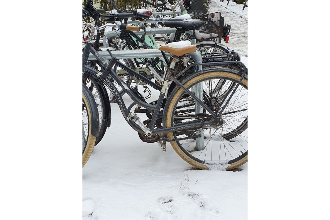 Fahrräder im Schnee