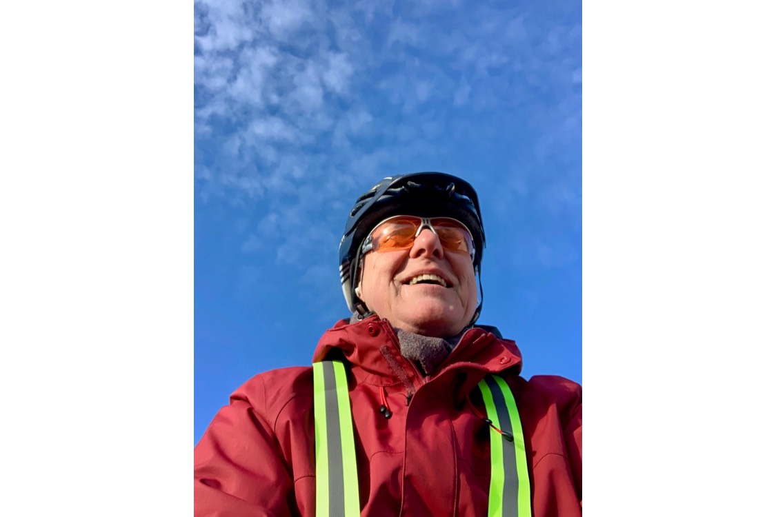 Radfahren mit Blauem Himmel im Winter