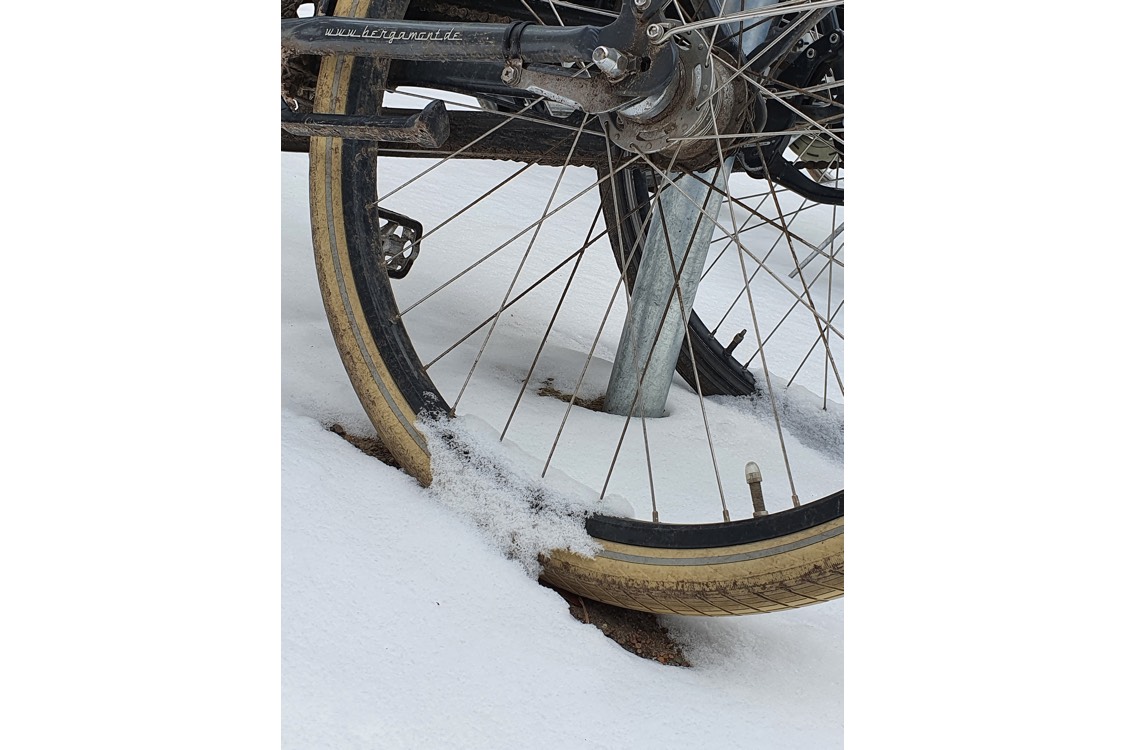 Fahrrad im Neuschnee