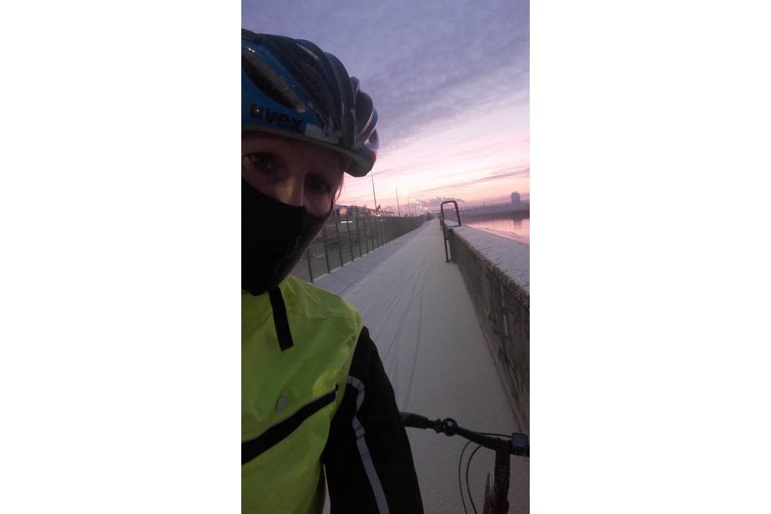 Vermummt im Winter Fahrradfahren