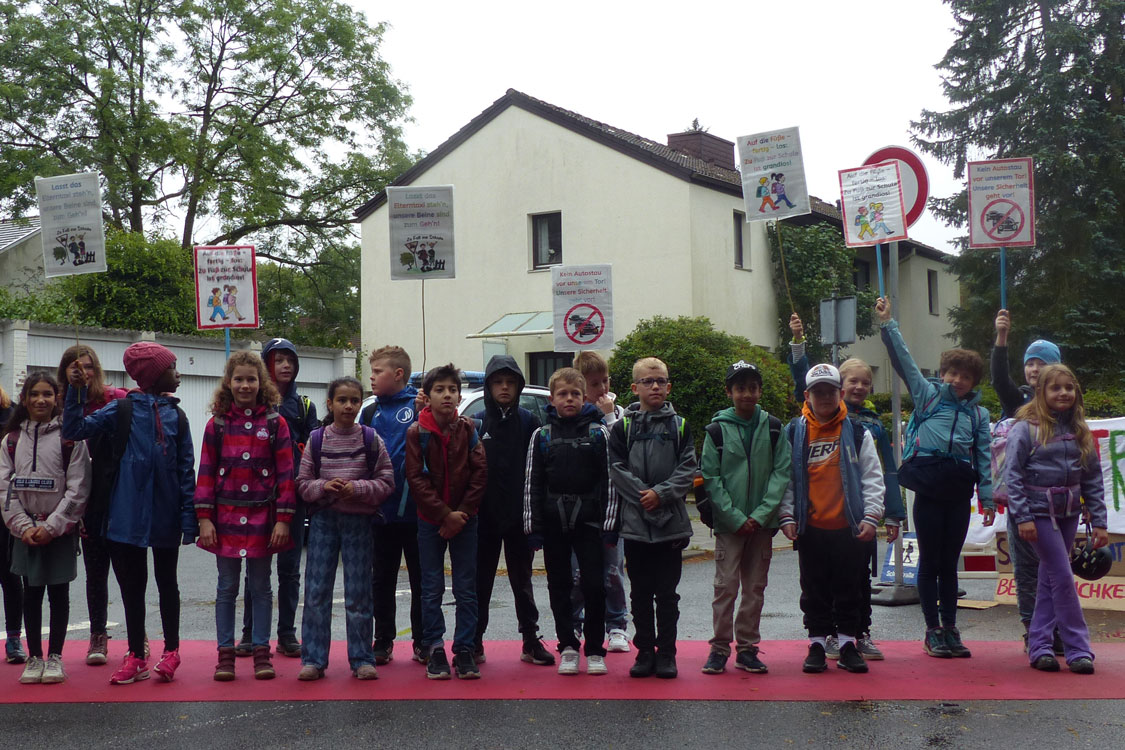 Schülerinnen und Schüler mit Protestplakaten