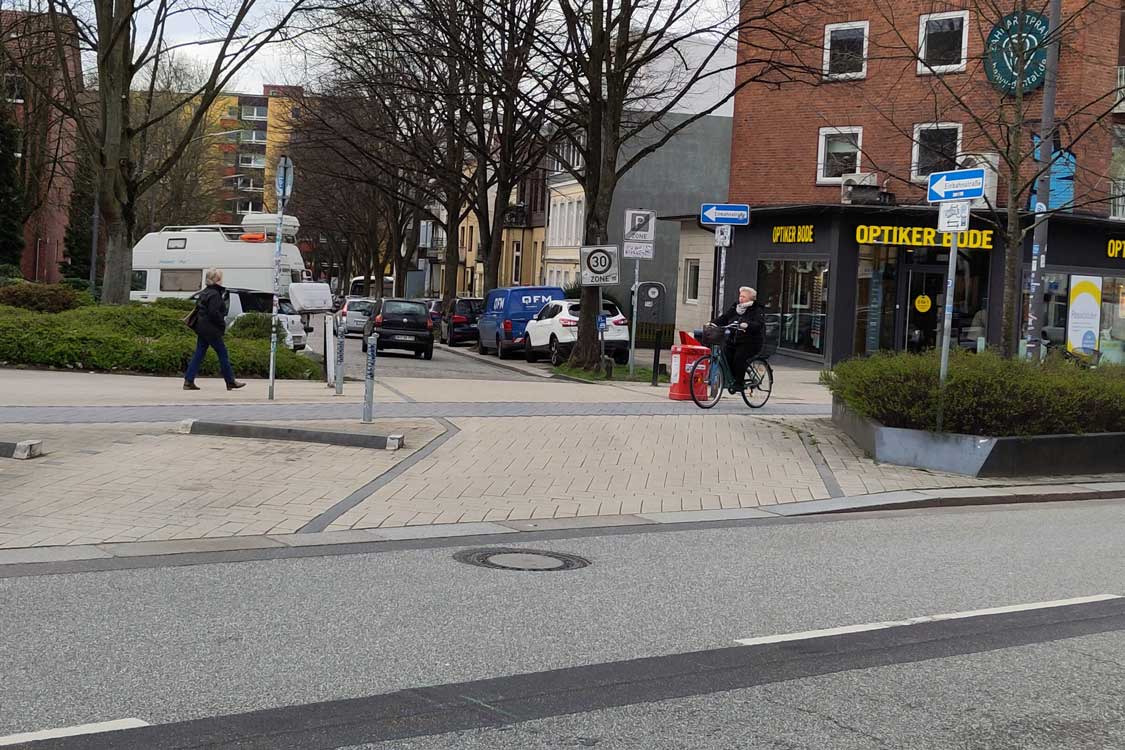 Eine Geh- und Radwegüberfahrt über die Einmündung soll die Aufmerksamkeit erhöhen.