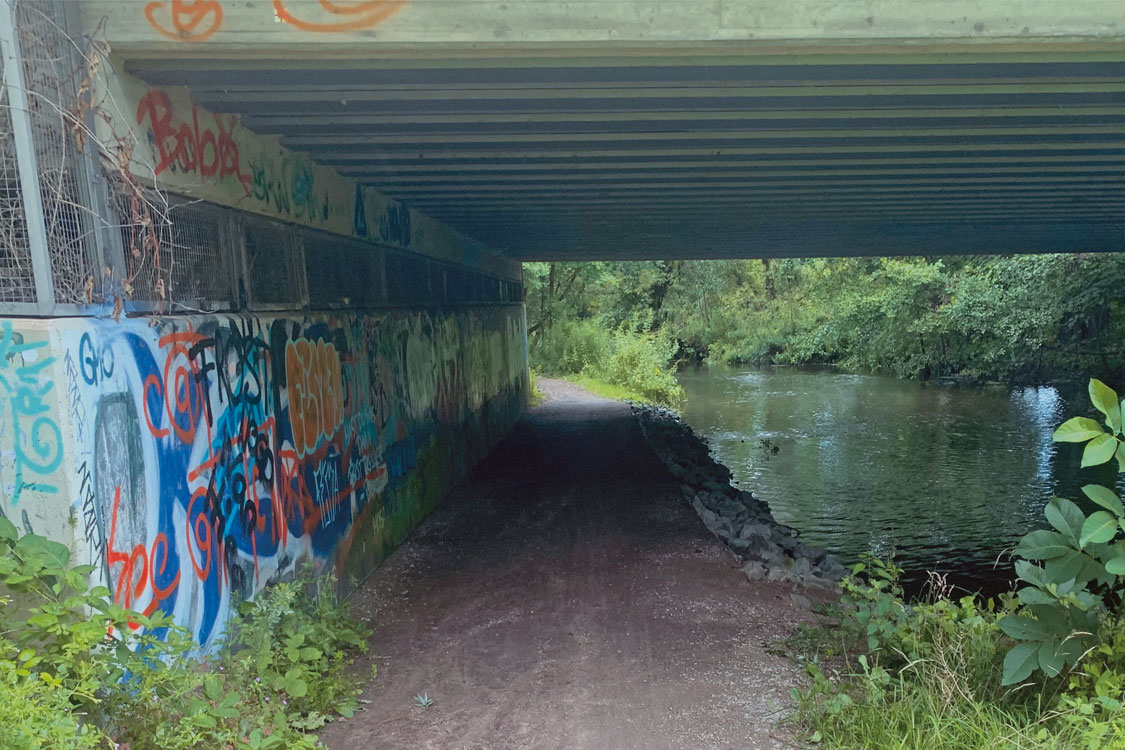 Macht wenig Lust auf Fahrradfahren: Dieser Weg führt unter der Eisenbahn an der Bille entlang und verbindet das östliche Ende der Chrysanderstraße mit dem Möörkenweg.