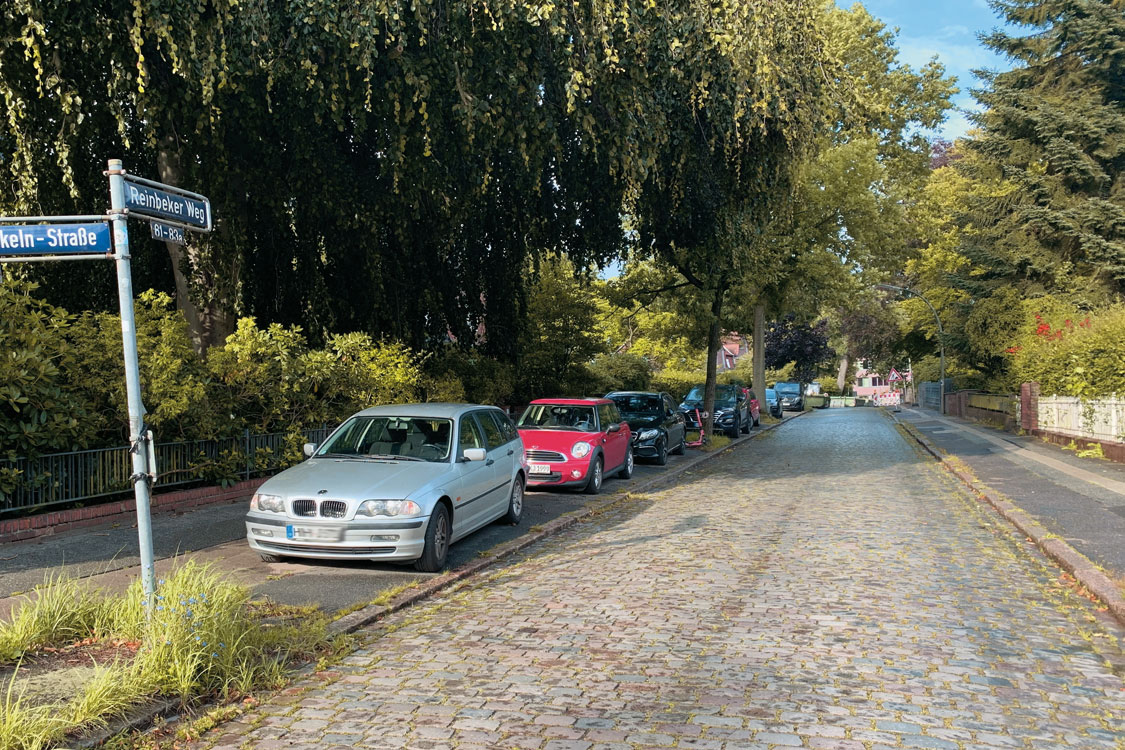 Das Kopfsteinpflaster im Reinbeker Weg soll bleiben – aber vielleicht abgeschliffen und dadurch fahrradfreundlicher werden.