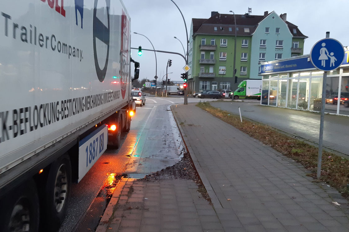 sehr schmaler Radweg neben einem Lkw