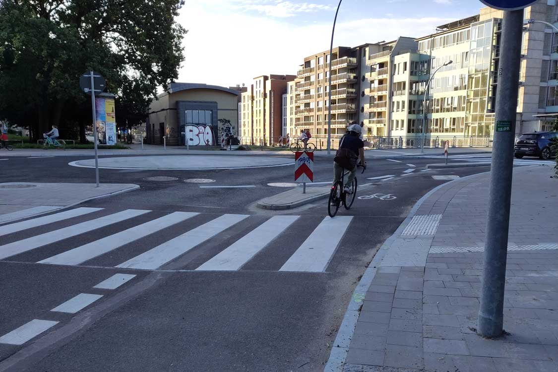 Stadteinwärts ist im Verlauf der Veloroute ein Bypass neben dem Kreisverkehr angelegt. Radfahrende, die auf der Veloroute bleiben wollen, müssen auf Zufußgehende warten, nicht aber auf Fahrzeuge im Kreisel. * In der Hufner- und Reesestraße südlich der Kanalbrücke wurden die handtuchbreiten und kaputten alten Radwege durch breite Radfahrstreifen ersetzt, die bereits sehr gut angenommen werden. Der Platz wurde aus einer Reduzierung auf einen Fahrstreifen je Richtung gewonnen. Damit gewinnt auch der Fußverkehr deutlich an Fläche.