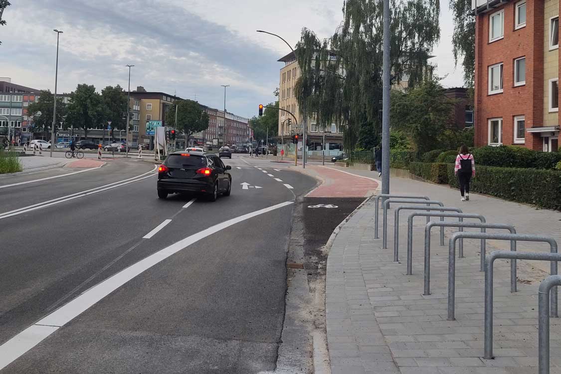 Es gibt entlang der Strecke etliche neue Fahrradbügel, auch explizit Angebote für die wachsende Zahl an Lastenrädern. Das sichere Abstellen mit Anschließ-Möglichkeit ist Voraussetzung dafür, dass Menschen sich hochwertige Fahrräder zulegen und diese regelmäßig nutzen.