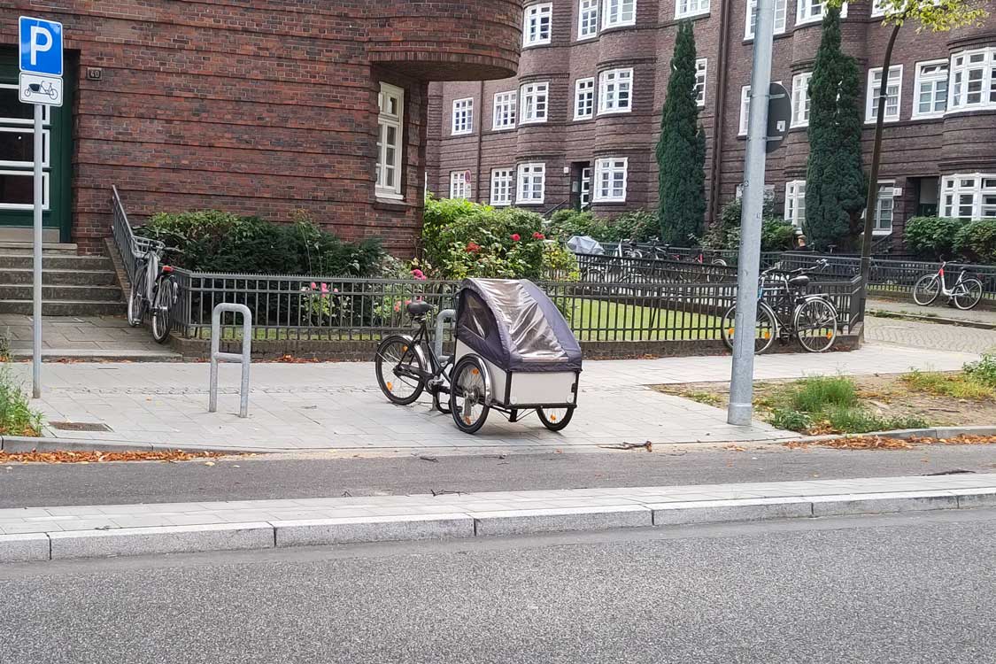 Die Bordsteine neben den Abstellanlagen sind überall abgesenkt, so dass man diese von den Radfahrstreifen aus erreichen kann. Gerade mit schweren E-Bikes oder Lastenrädern hat man sonst kaum eine Chance.