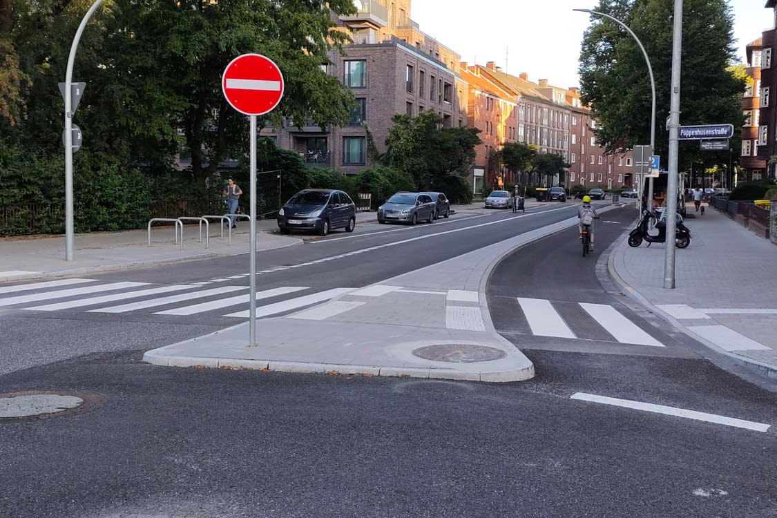 Der Zweirichtungsradweg zwischen Drosselstraße und Poppenhusenstraße ist Geschichte! Stadtauswärts radelt man bis zum Wiesendamm jetzt auf einer Protected Bike Lane entgegen der Einbahnstraße, also einem geschützten Radfahrstreifen, in den man bequem aus dem Kreisverkehr einbiegt. Auch im und hinter dem Knoten Wiesendamm gibt es nun auf der Ostseite neue Radverkehrsanlagen bis zur Drosselstraße. Hier waren teilweise schon Lösungen gebaut worden, die allerdings nur über sehr kreative Routen erreichbar waren.