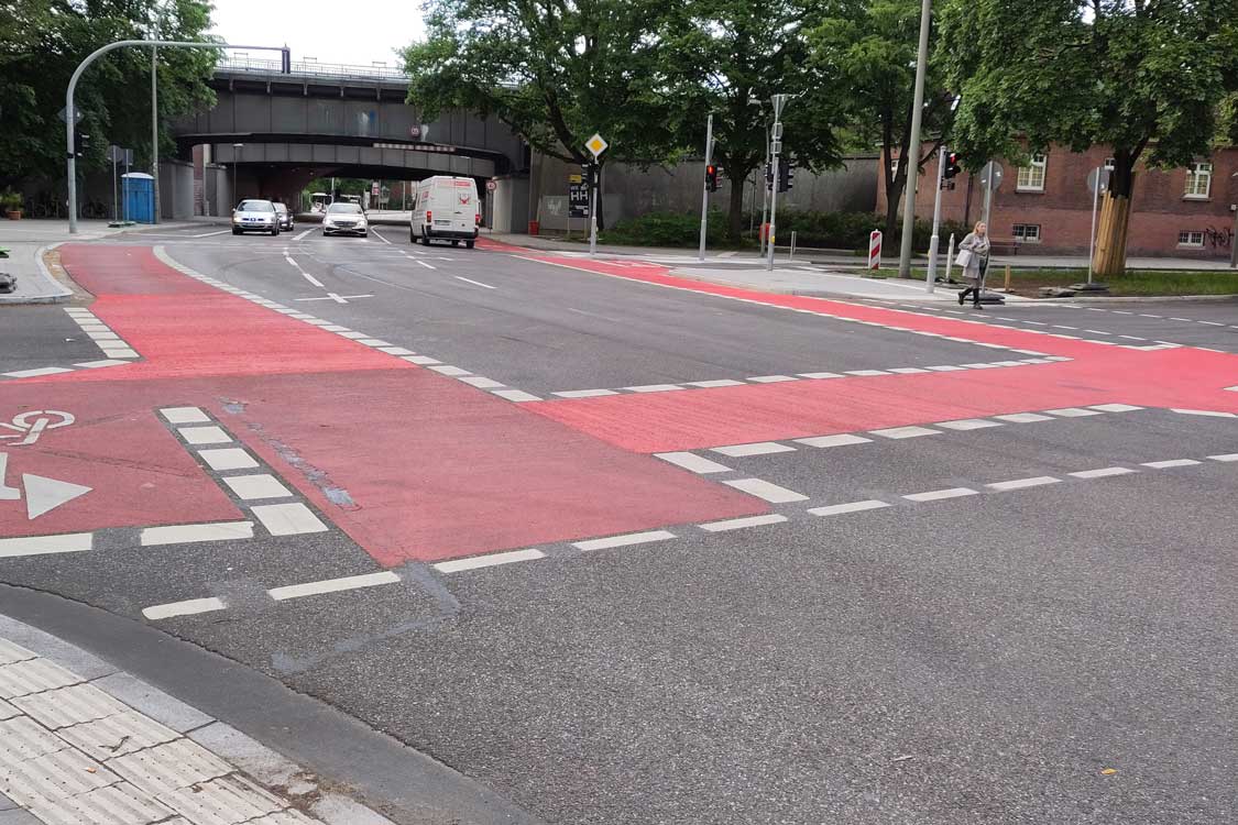 Für ca. 50 Meter gibt es beidseitig unter den Bahnbrücken nördlich des Wiesendamms sogenannte Kopenhagener Radwege, mit einer kleinen Kante auch zum Gehweg hin, um Konflikten mit Zufußgehenden vorzubeugen.