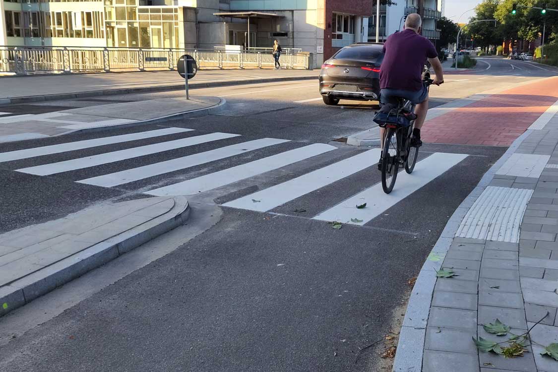 Zebrastreifen führen über den Radweg.