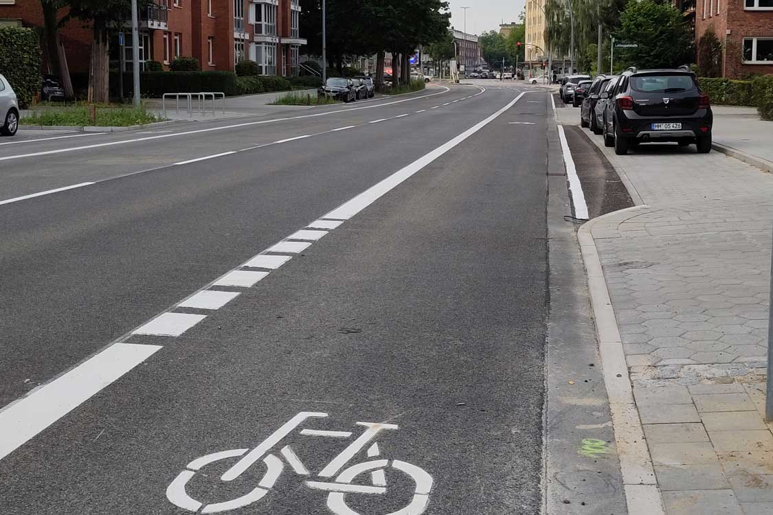 Die Sicherheitstrennstreifen zwischen Radfahrstreifen und Parkständen scheinen hier besonders gut erkennbar zu sein. Bisher werden diese beim Parken meist frei gehalten, so dass sie ihre Wirkung entfalten können und vor sogenannten Dooring-Unfällen schützen, die dadurch verursacht werden, dass unbedacht Autotüren geöffnet werden.