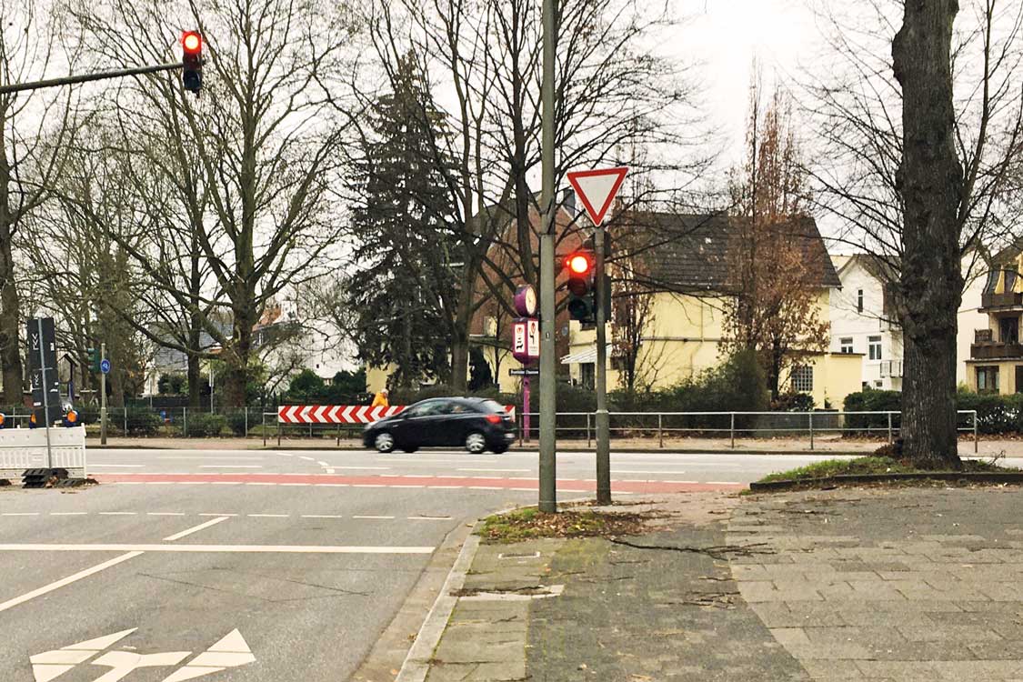 Auch in der Haldesdorfer Straße darf der Radverkehr auf der Fahrbahn fahren. Am Knoten mit der Bramfelder Chaussee sollte er per Grünpfeil die Erlaubnis erhalten, auch bei Rot auf den Radweg nach rechts abzubiegen.