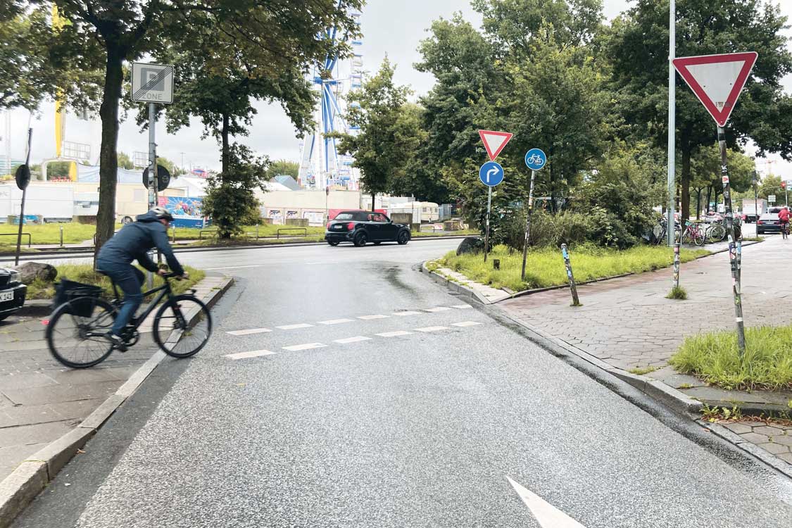 Ein sehr schmaler Radweg in der Innenstadt von Hamburg.